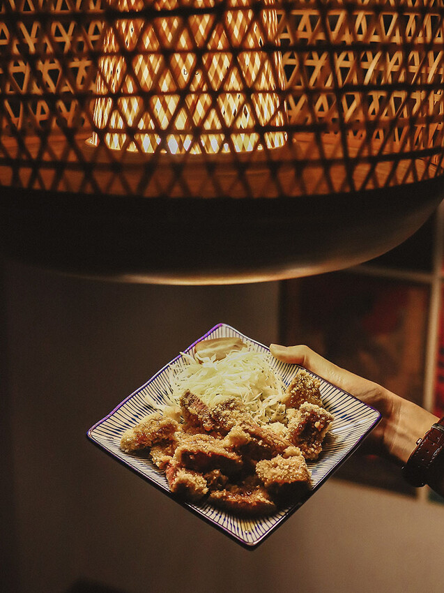 「牛未來Sugoi」竹北洞穴主題食堂，中午就營業，多種定食價位親民，還有牛肉、牛肚、牛筋特色石鍋，適合周末三五好友聊天聚餐