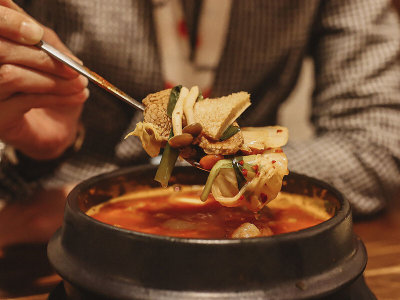 「牛未來Sugoi」竹北洞穴主題食堂，中午就營業，多種定食價位親民，還有牛肉、牛肚、牛筋特色石鍋，適合周末三五好友聊天聚餐