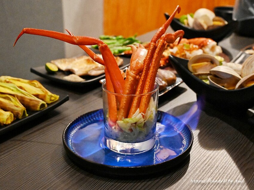 初海食堂｜台中厲害深夜食堂，純炭火直烤帝王蟹、龍蝦，生日壽星再送烤松葉蟹腳，台中碳烤海鮮推薦～