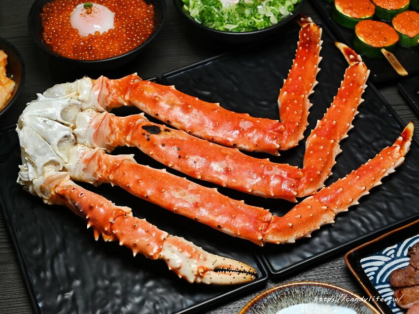初海食堂｜台中厲害深夜食堂，純炭火直烤帝王蟹、龍蝦，生日壽星再送烤松葉蟹腳，台中碳烤海鮮推薦～