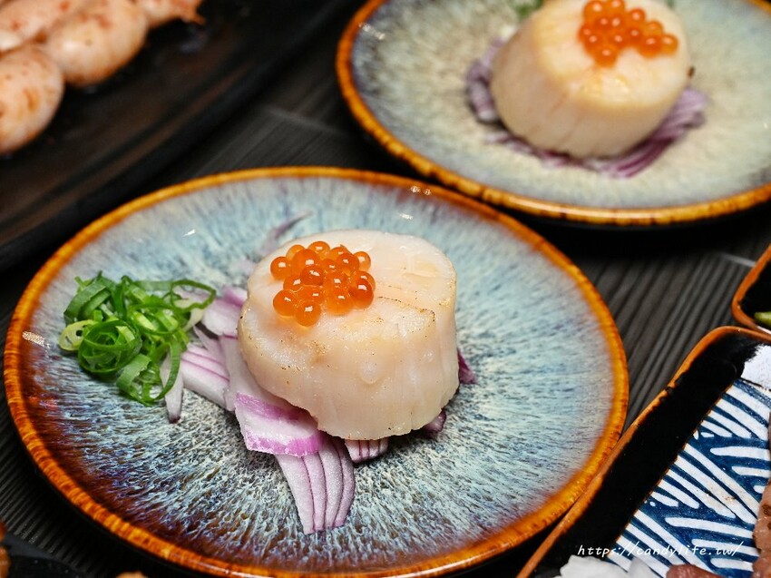 初海食堂｜台中厲害深夜食堂，純炭火直烤帝王蟹、龍蝦，生日壽星再送烤松葉蟹腳，台中碳烤海鮮推薦～