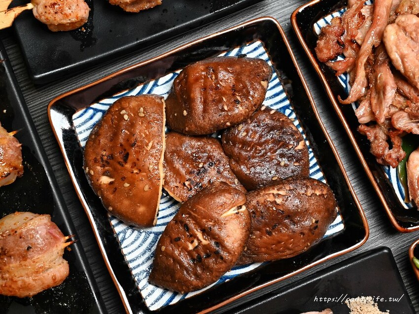 初海食堂｜台中厲害深夜食堂，純炭火直烤帝王蟹、龍蝦，生日壽星再送烤松葉蟹腳，台中碳烤海鮮推薦～