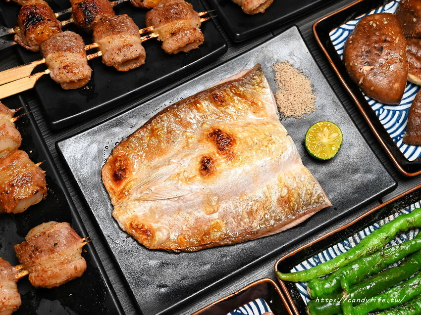 初海食堂｜台中厲害深夜食堂，純炭火直烤帝王蟹、龍蝦，生日壽星再送烤松葉蟹腳，台中碳烤海鮮推薦～