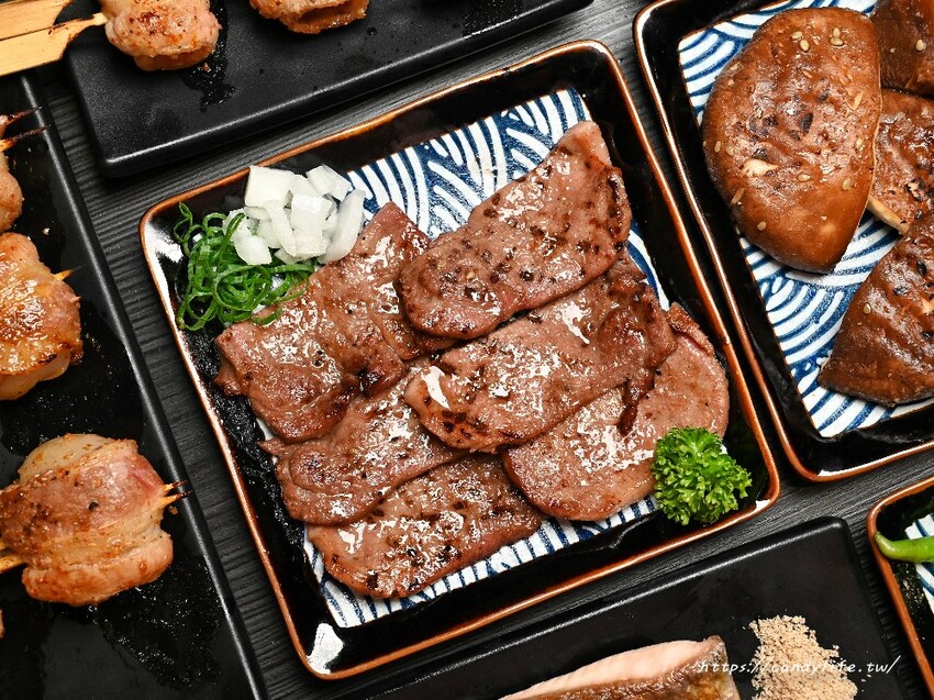 初海食堂｜台中厲害深夜食堂，純炭火直烤帝王蟹、龍蝦，生日壽星再送烤松葉蟹腳，台中碳烤海鮮推薦～