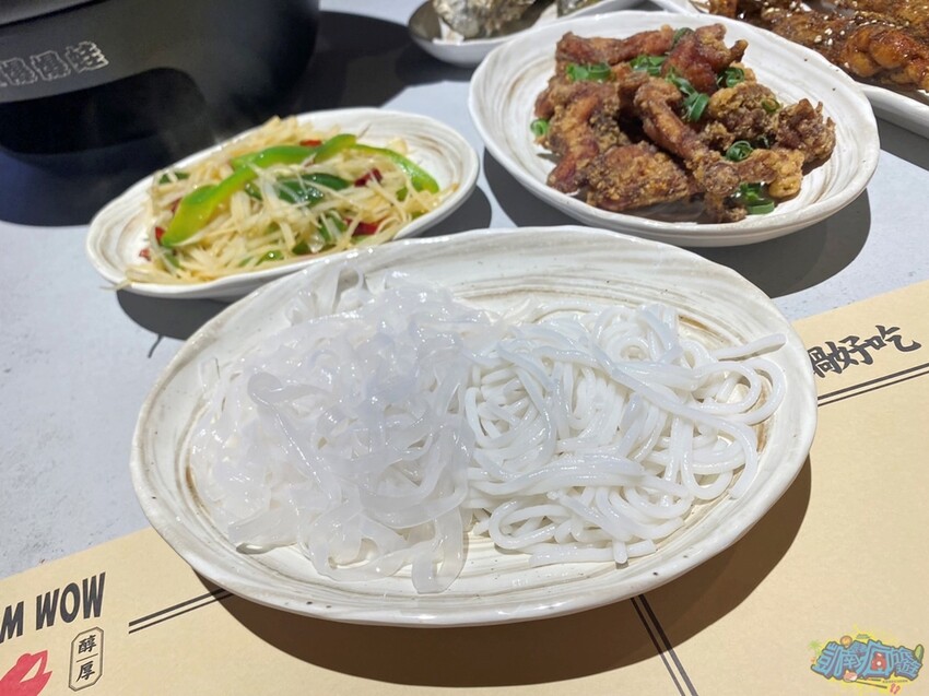 高雄特色美食【爆爆蛙 左營文學店】近高鐵站！全台第一家牛蛙拌鍋專賣店 香辣醇厚獨家秘方湯頭好驚豔！牛蛙烤物、牛蛙炸物人氣必吃！網美最愛獨家爆爆珠氣泡飲 - 跟著凱南瘋旅遊