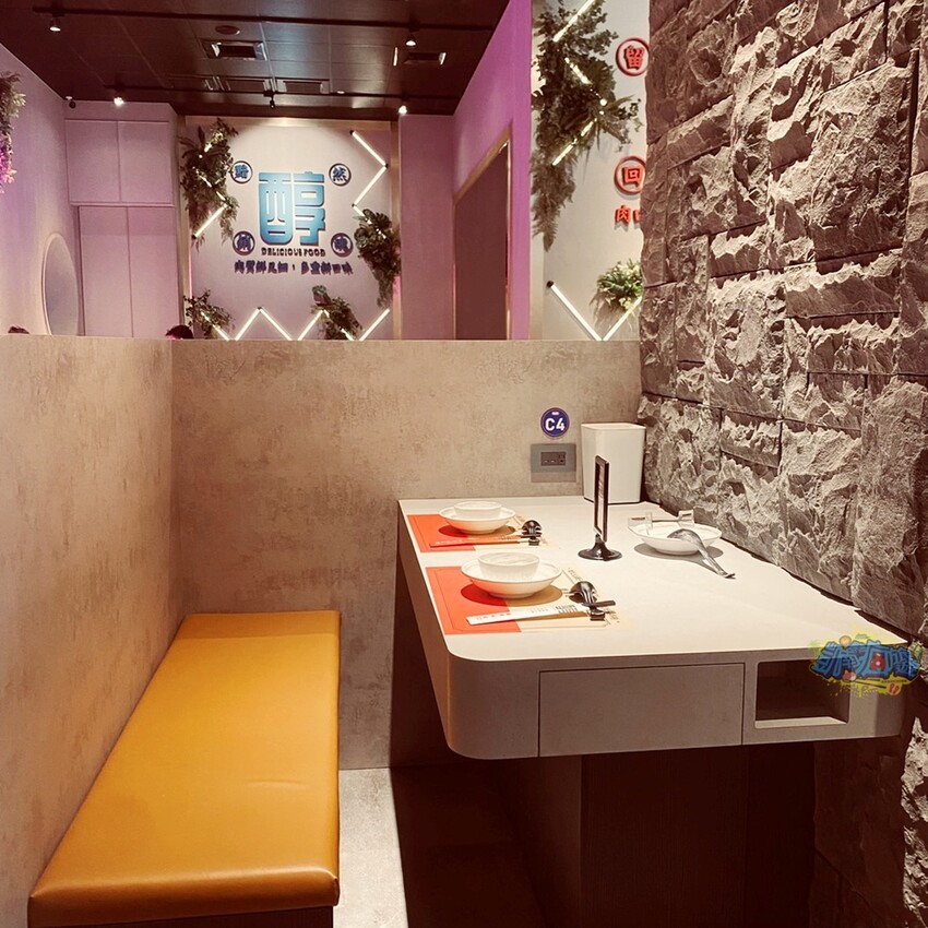 高雄特色美食【爆爆蛙 左營文學店】近高鐵站！全台第一家牛蛙拌鍋專賣店 香辣醇厚獨家秘方湯頭好驚豔！牛蛙烤物、牛蛙炸物人氣必吃！網美最愛獨家爆爆珠氣泡飲 - 跟著凱南瘋旅遊