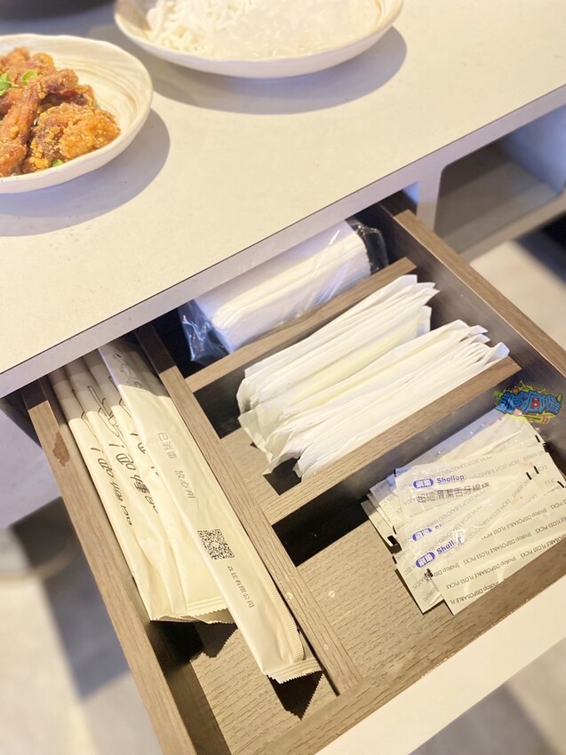 高雄特色美食【爆爆蛙 左營文學店】近高鐵站！全台第一家牛蛙拌鍋專賣店 香辣醇厚獨家秘方湯頭好驚豔！牛蛙烤物、牛蛙炸物人氣必吃！網美最愛獨家爆爆珠氣泡飲 - 跟著凱南瘋旅遊