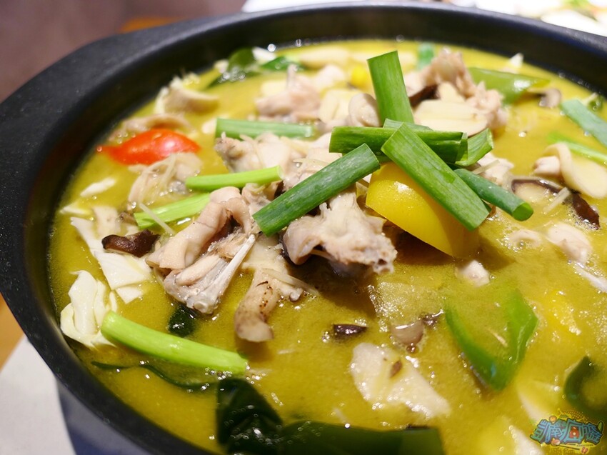 高雄特色美食【爆爆蛙 左營文學店】近高鐵站！全台第一家牛蛙拌鍋專賣店 香辣醇厚獨家秘方湯頭好驚豔！牛蛙烤物、牛蛙炸物人氣必吃！網美最愛獨家爆爆珠氣泡飲 - 跟著凱南瘋旅遊