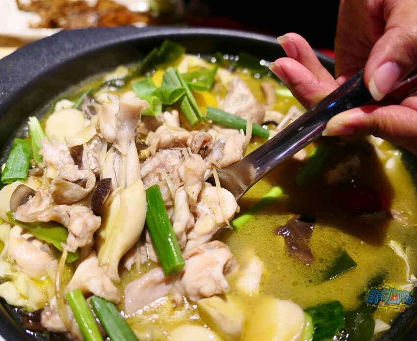 高雄特色美食【爆爆蛙 左營文學店】近高鐵站！全台第一家牛蛙拌鍋專賣店 香辣醇厚獨家秘方湯頭好驚豔！牛蛙烤物、牛蛙炸物人氣必吃！網美最愛獨家爆爆珠氣泡飲 - 跟著凱南瘋旅遊