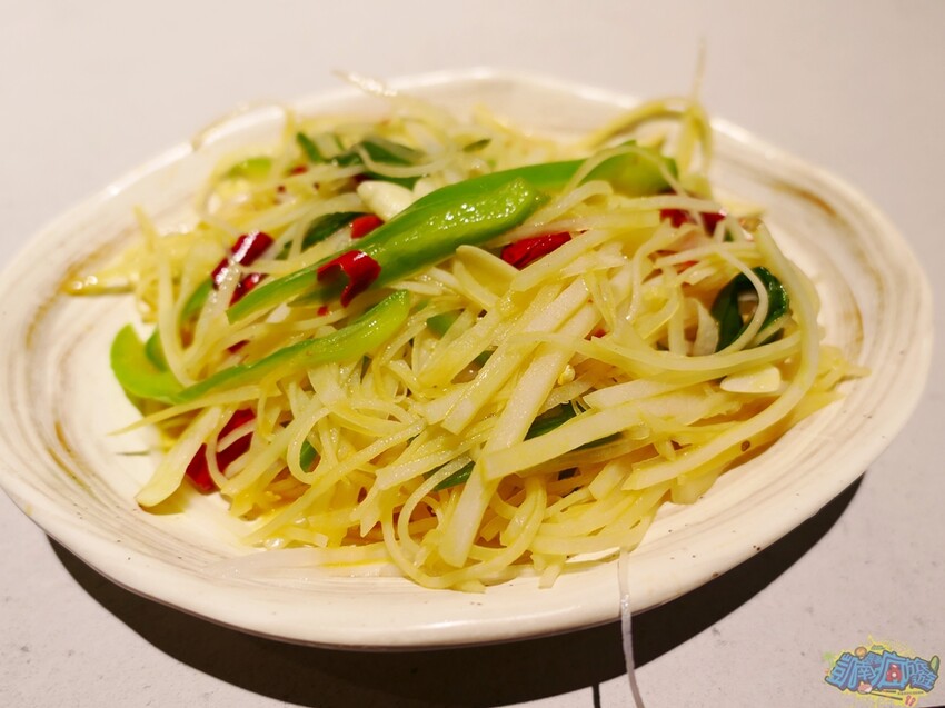 高雄特色美食【爆爆蛙 左營文學店】近高鐵站！全台第一家牛蛙拌鍋專賣店 香辣醇厚獨家秘方湯頭好驚豔！牛蛙烤物、牛蛙炸物人氣必吃！網美最愛獨家爆爆珠氣泡飲 - 跟著凱南瘋旅遊