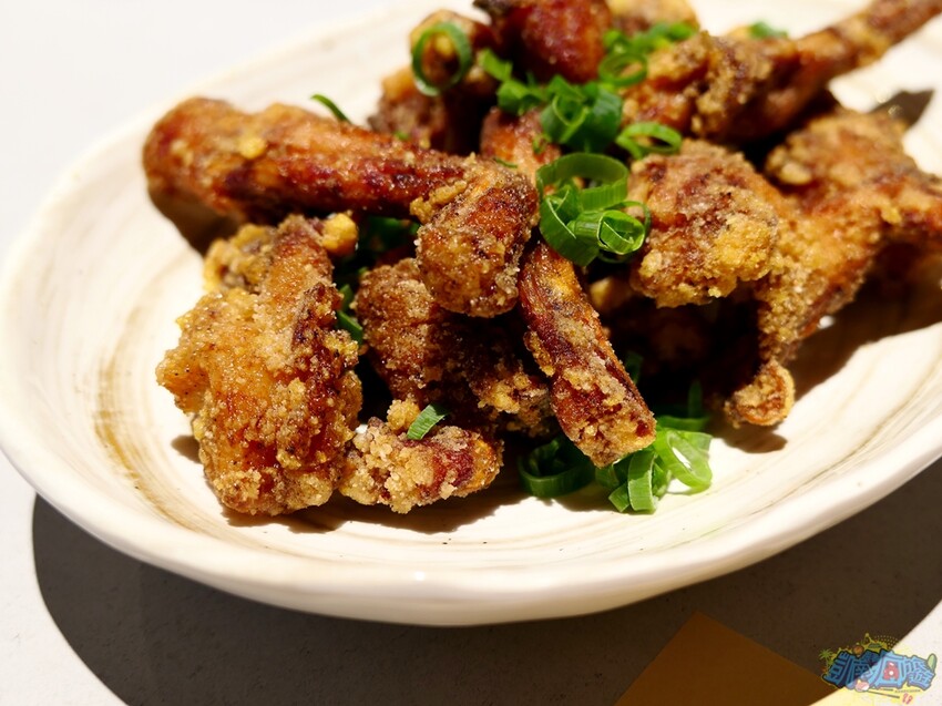 高雄特色美食【爆爆蛙 左營文學店】近高鐵站！全台第一家牛蛙拌鍋專賣店 香辣醇厚獨家秘方湯頭好驚豔！牛蛙烤物、牛蛙炸物人氣必吃！網美最愛獨家爆爆珠氣泡飲 - 跟著凱南瘋旅遊