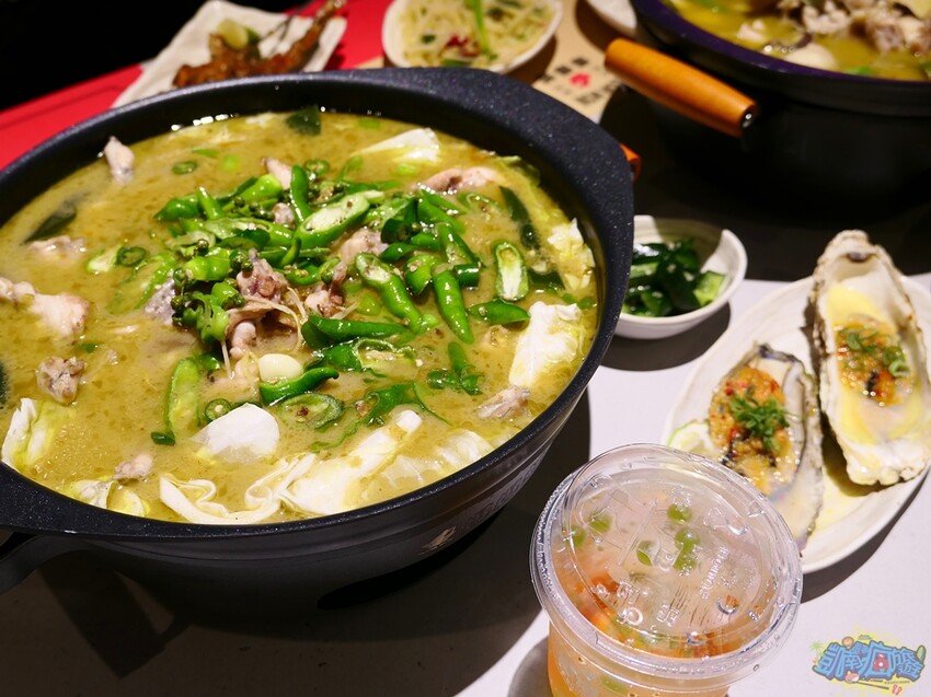 高雄特色美食【爆爆蛙 左營文學店】近高鐵站！全台第一家牛蛙拌鍋專賣店 香辣醇厚獨家秘方湯頭好驚豔！牛蛙烤物、牛蛙炸物人氣必吃！網美最愛獨家爆爆珠氣泡飲 - 跟著凱南瘋旅遊