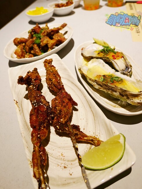 高雄特色美食【爆爆蛙 左營文學店】近高鐵站！全台第一家牛蛙拌鍋專賣店 香辣醇厚獨家秘方湯頭好驚豔！牛蛙烤物、牛蛙炸物人氣必吃！網美最愛獨家爆爆珠氣泡飲 - 跟著凱南瘋旅遊