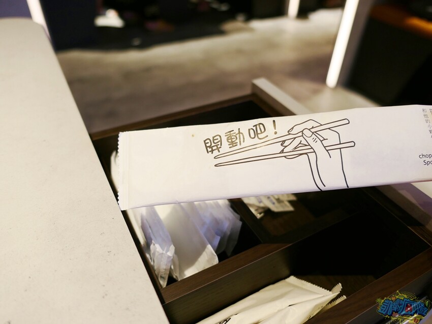 高雄特色美食【爆爆蛙 左營文學店】近高鐵站！全台第一家牛蛙拌鍋專賣店 香辣醇厚獨家秘方湯頭好驚豔！牛蛙烤物、牛蛙炸物人氣必吃！網美最愛獨家爆爆珠氣泡飲 - 跟著凱南瘋旅遊