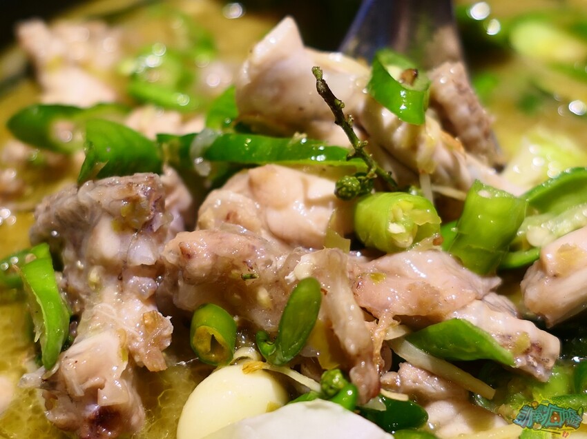 高雄特色美食【爆爆蛙 左營文學店】近高鐵站！全台第一家牛蛙拌鍋專賣店 香辣醇厚獨家秘方湯頭好驚豔！牛蛙烤物、牛蛙炸物人氣必吃！網美最愛獨家爆爆珠氣泡飲 - 跟著凱南瘋旅遊