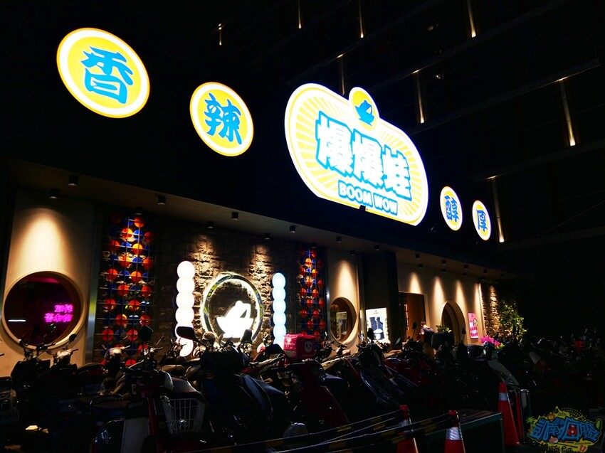 高雄特色美食【爆爆蛙 左營文學店】近高鐵站！全台第一家牛蛙拌鍋專賣店 香辣醇厚獨家秘方湯頭好驚豔！牛蛙烤物、牛蛙炸物人氣必吃！網美最愛獨家爆爆珠氣泡飲 - 跟著凱南瘋旅遊