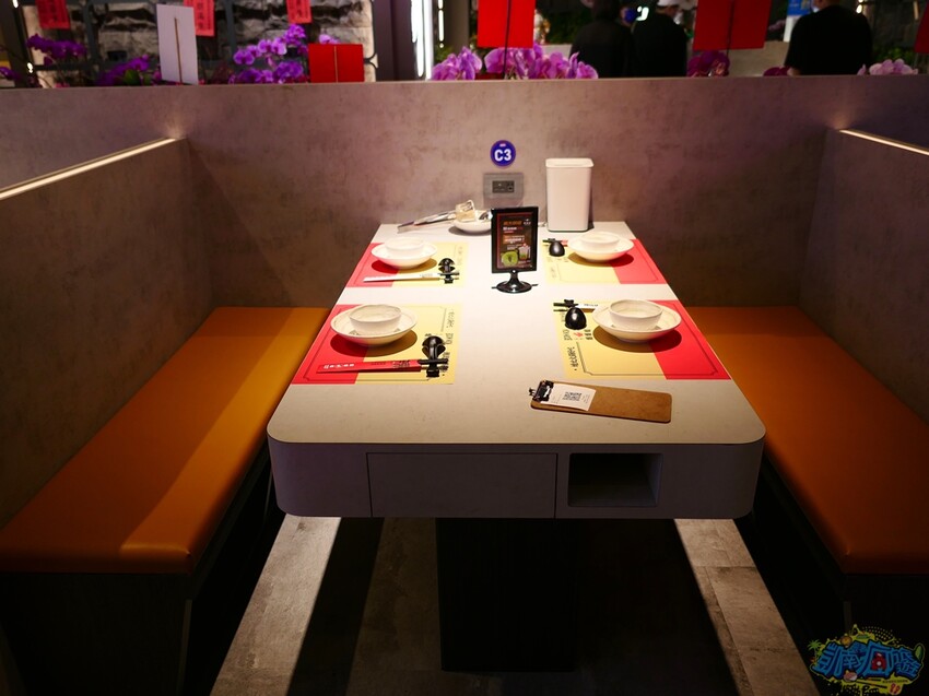 高雄特色美食【爆爆蛙 左營文學店】近高鐵站！全台第一家牛蛙拌鍋專賣店 香辣醇厚獨家秘方湯頭好驚豔！牛蛙烤物、牛蛙炸物人氣必吃！網美最愛獨家爆爆珠氣泡飲 - 跟著凱南瘋旅遊