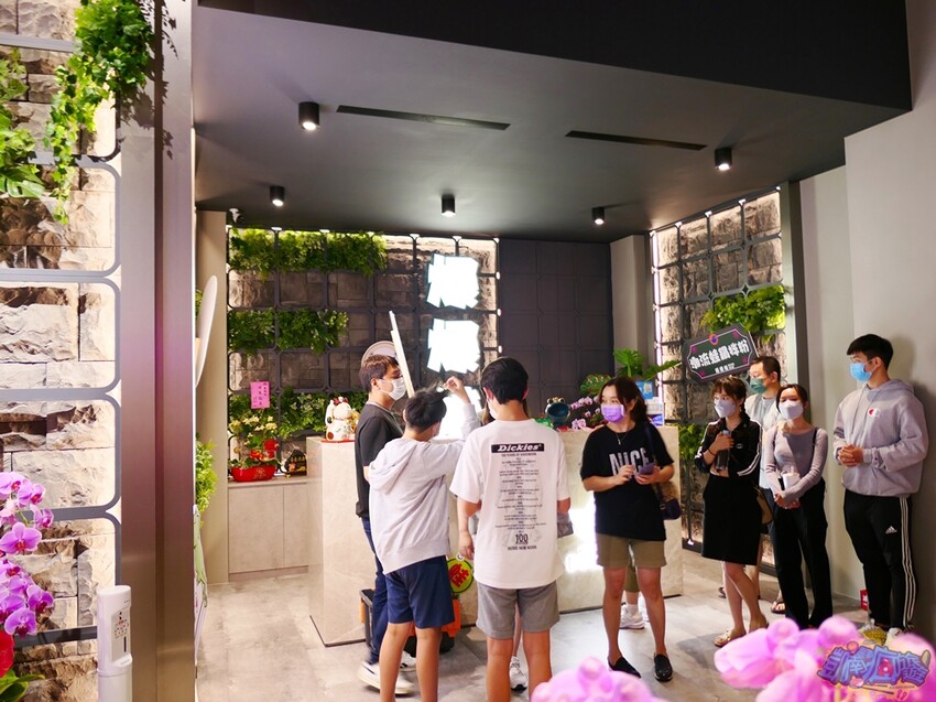 高雄特色美食【爆爆蛙 左營文學店】近高鐵站！全台第一家牛蛙拌鍋專賣店 香辣醇厚獨家秘方湯頭好驚豔！牛蛙烤物、牛蛙炸物人氣必吃！網美最愛獨家爆爆珠氣泡飲 - 跟著凱南瘋旅遊