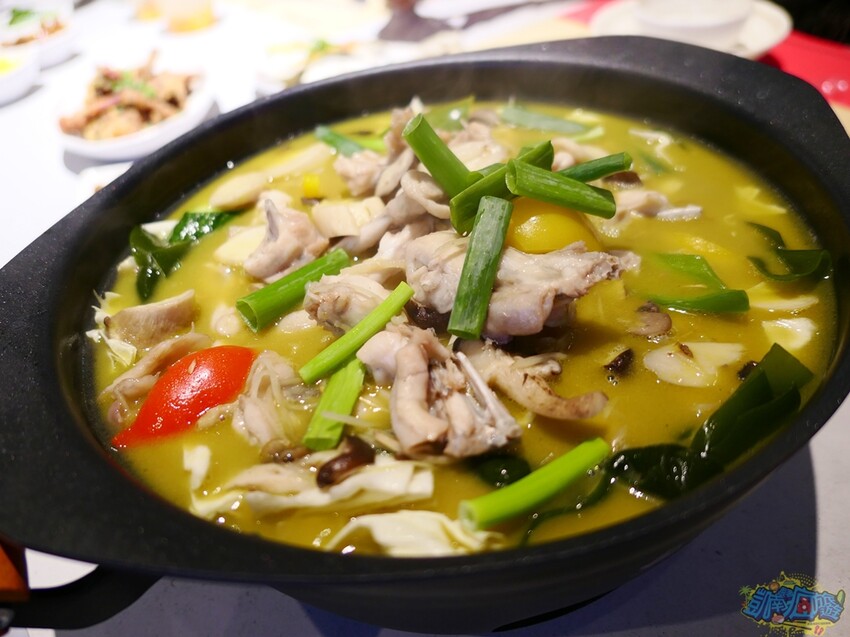 高雄特色美食【爆爆蛙 左營文學店】近高鐵站！全台第一家牛蛙拌鍋專賣店 香辣醇厚獨家秘方湯頭好驚豔！牛蛙烤物、牛蛙炸物人氣必吃！網美最愛獨家爆爆珠氣泡飲 - 跟著凱南瘋旅遊