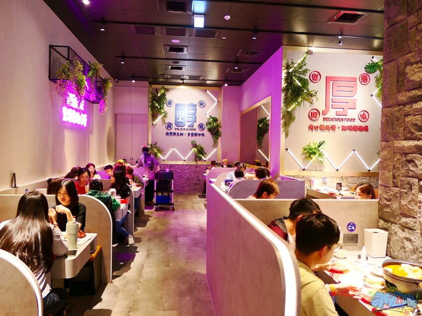 高雄特色美食【爆爆蛙 左營文學店】近高鐵站！全台第一家牛蛙拌鍋專賣店 香辣醇厚獨家秘方湯頭好驚豔！牛蛙烤物、牛蛙炸物人氣必吃！網美最愛獨家爆爆珠氣泡飲 - 跟著凱南瘋旅遊