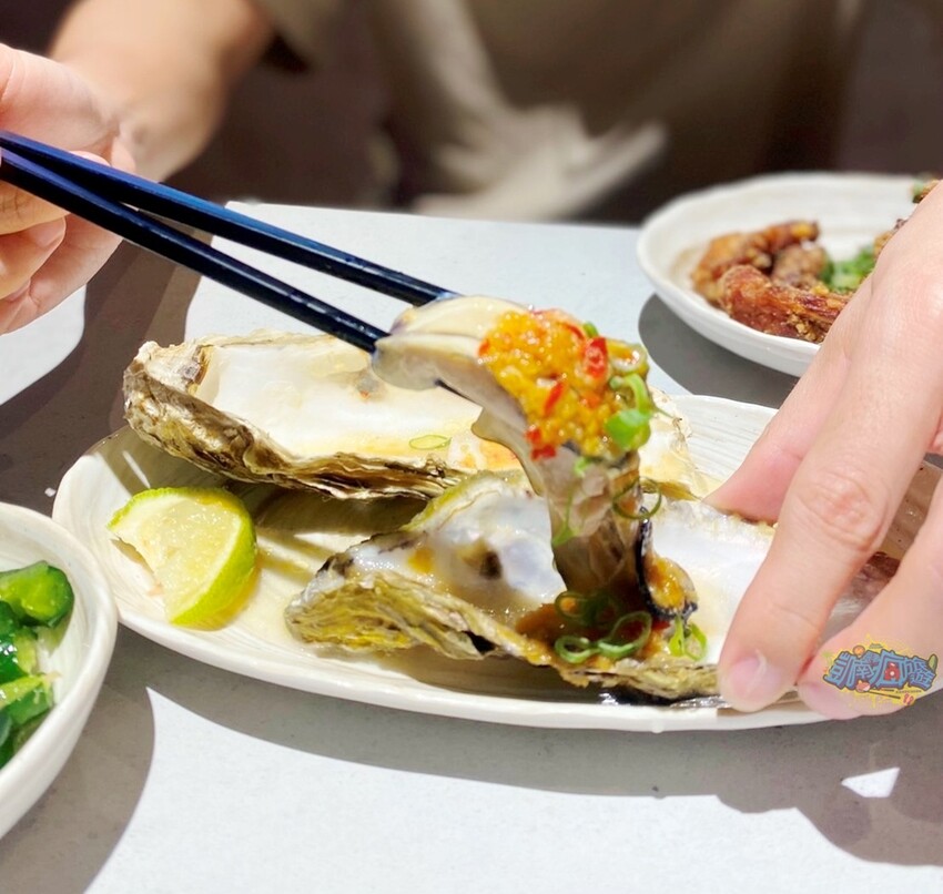 高雄特色美食【爆爆蛙 左營文學店】近高鐵站！全台第一家牛蛙拌鍋專賣店 香辣醇厚獨家秘方湯頭好驚豔！牛蛙烤物、牛蛙炸物人氣必吃！網美最愛獨家爆爆珠氣泡飲 - 跟著凱南瘋旅遊