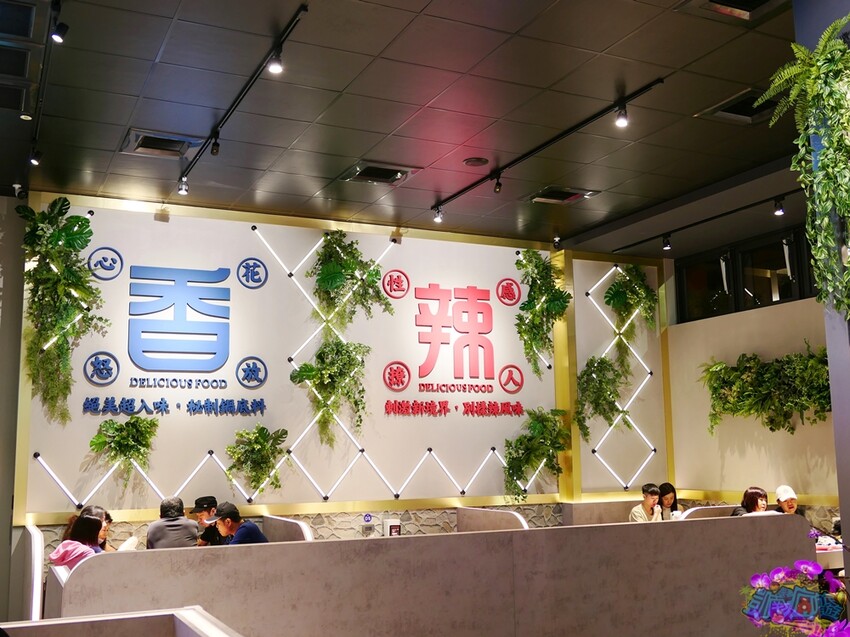 高雄特色美食【爆爆蛙 左營文學店】近高鐵站！全台第一家牛蛙拌鍋專賣店 香辣醇厚獨家秘方湯頭好驚豔！牛蛙烤物、牛蛙炸物人氣必吃！網美最愛獨家爆爆珠氣泡飲 - 跟著凱南瘋旅遊