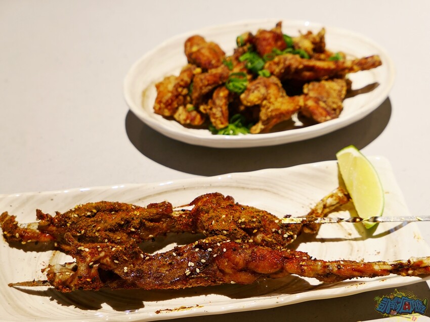 高雄特色美食【爆爆蛙 左營文學店】近高鐵站！全台第一家牛蛙拌鍋專賣店 香辣醇厚獨家秘方湯頭好驚豔！牛蛙烤物、牛蛙炸物人氣必吃！網美最愛獨家爆爆珠氣泡飲 - 跟著凱南瘋旅遊