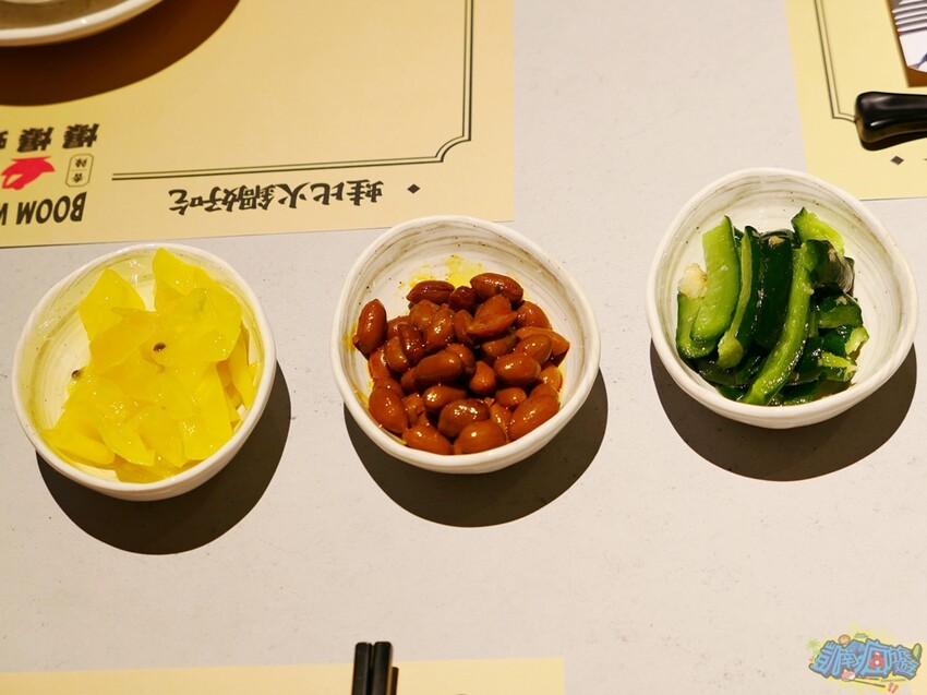 高雄特色美食【爆爆蛙 左營文學店】近高鐵站！全台第一家牛蛙拌鍋專賣店 香辣醇厚獨家秘方湯頭好驚豔！牛蛙烤物、牛蛙炸物人氣必吃！網美最愛獨家爆爆珠氣泡飲 - 跟著凱南瘋旅遊