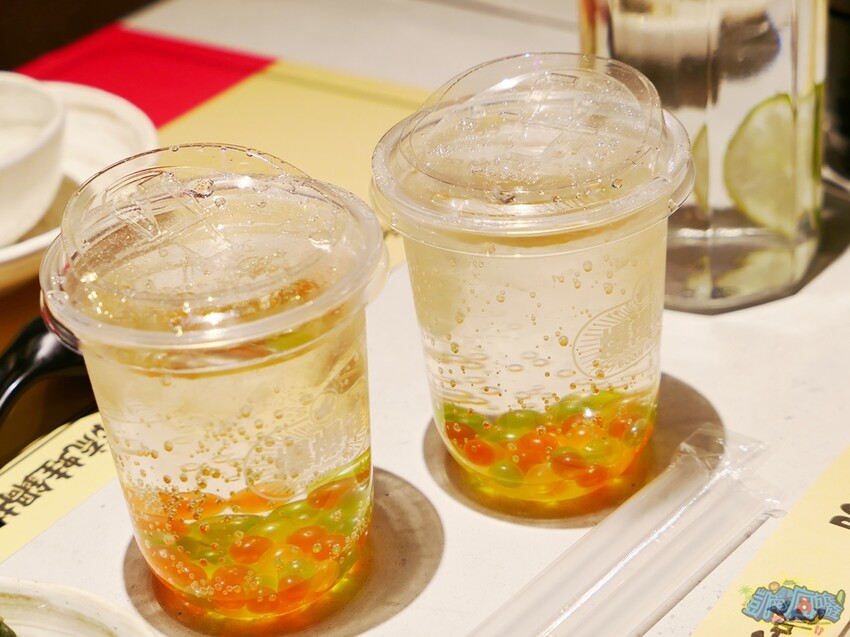 高雄特色美食【爆爆蛙 左營文學店】近高鐵站！全台第一家牛蛙拌鍋專賣店 香辣醇厚獨家秘方湯頭好驚豔！牛蛙烤物、牛蛙炸物人氣必吃！網美最愛獨家爆爆珠氣泡飲 - 跟著凱南瘋旅遊