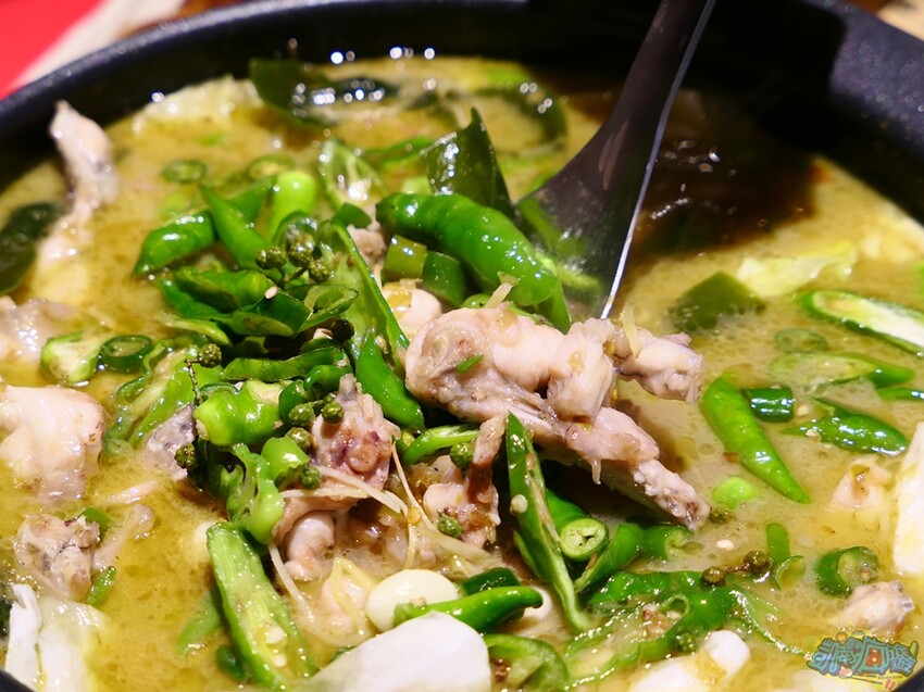 高雄特色美食【爆爆蛙 左營文學店】近高鐵站！全台第一家牛蛙拌鍋專賣店 香辣醇厚獨家秘方湯頭好驚豔！牛蛙烤物、牛蛙炸物人氣必吃！網美最愛獨家爆爆珠氣泡飲 - 跟著凱南瘋旅遊