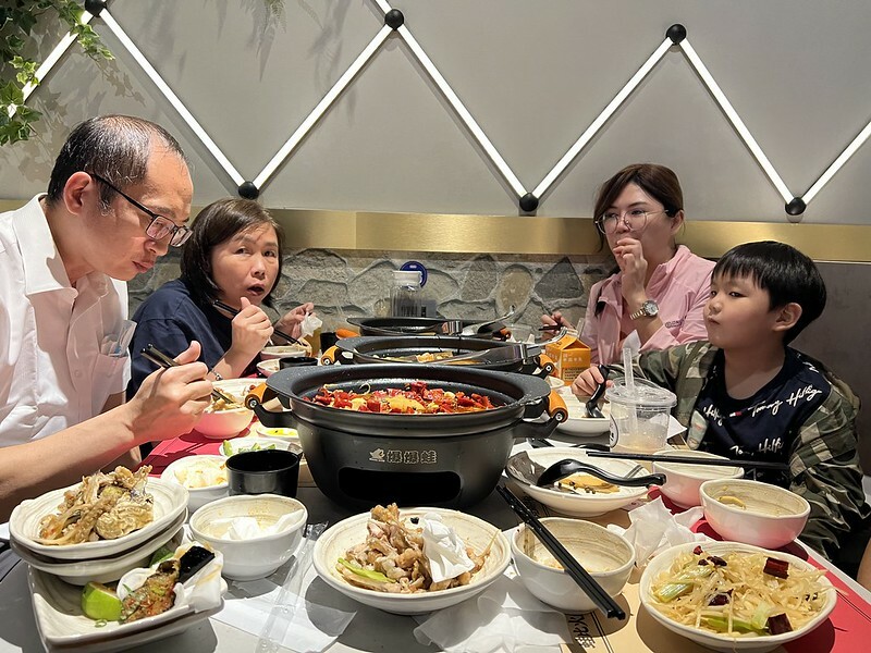 (左營美食)爆爆蛙 左營文學店~高雄第一吃出高鐵就開到!豐富青蛙料理這裡吃得到~全明星女孩推薦好店!爆爆蛙菜單