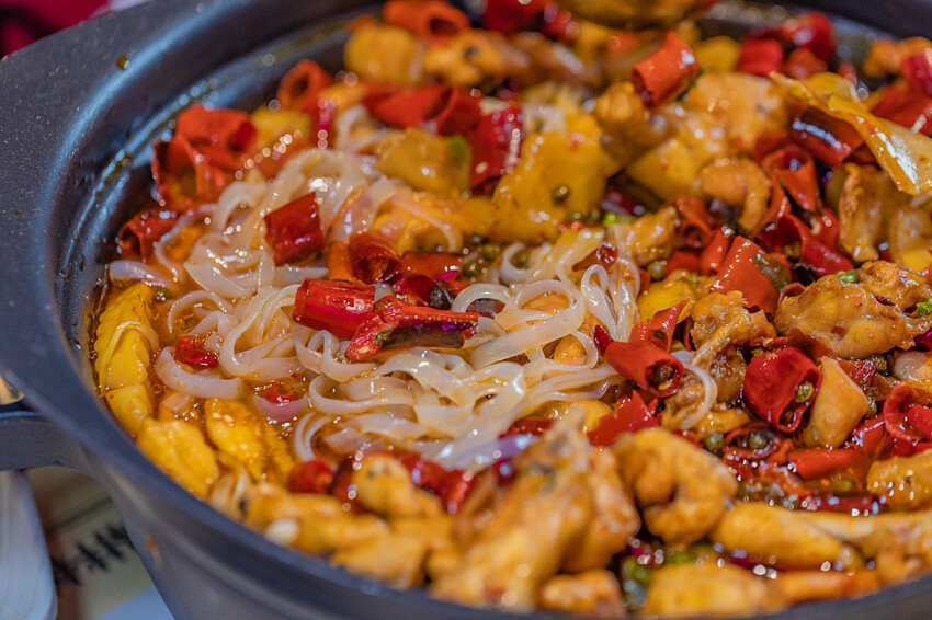 左營創意美食 x 麻辣鮮香 肥碩甜美創意蛙料理 潮流蛙鍋拌粉拌飯 宵夜歡飲的好去處-爆爆蛙 - 高雄旅遊王