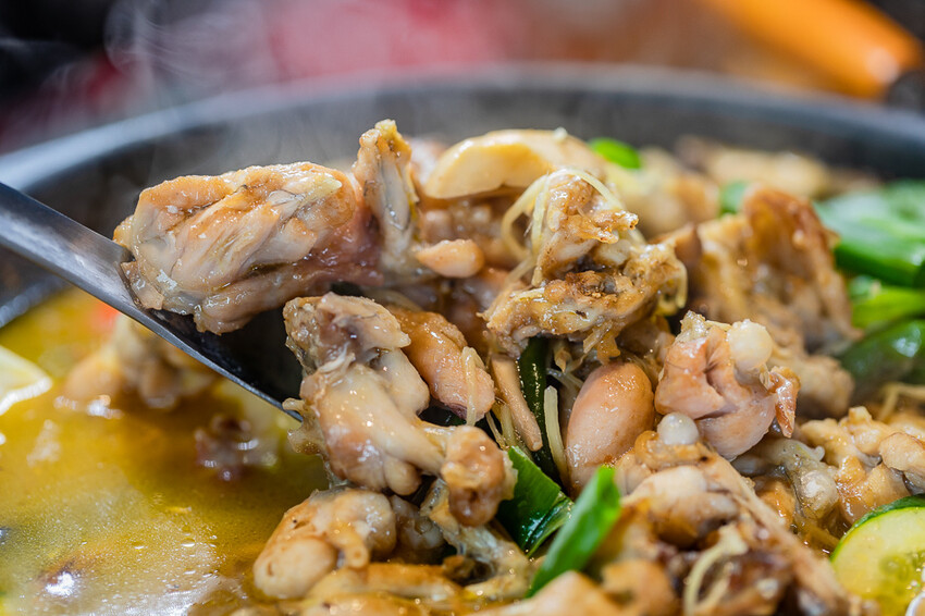 左營創意美食 x 麻辣鮮香 肥碩甜美創意蛙料理 潮流蛙鍋拌粉拌飯 宵夜歡飲的好去處-爆爆蛙 - 高雄旅遊王