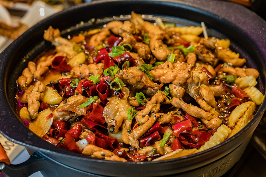 左營創意美食 x 麻辣鮮香 肥碩甜美創意蛙料理 潮流蛙鍋拌粉拌飯 宵夜歡飲的好去處-爆爆蛙 - 高雄旅遊王