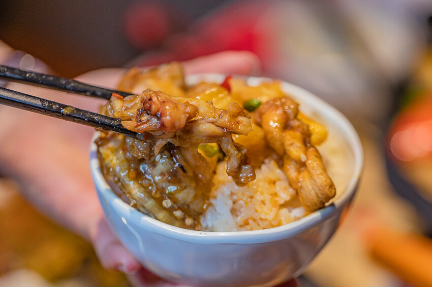 左營創意美食 x 麻辣鮮香 肥碩甜美創意蛙料理 潮流蛙鍋拌粉拌飯 宵夜歡飲的好去處-爆爆蛙 - 高雄旅遊王