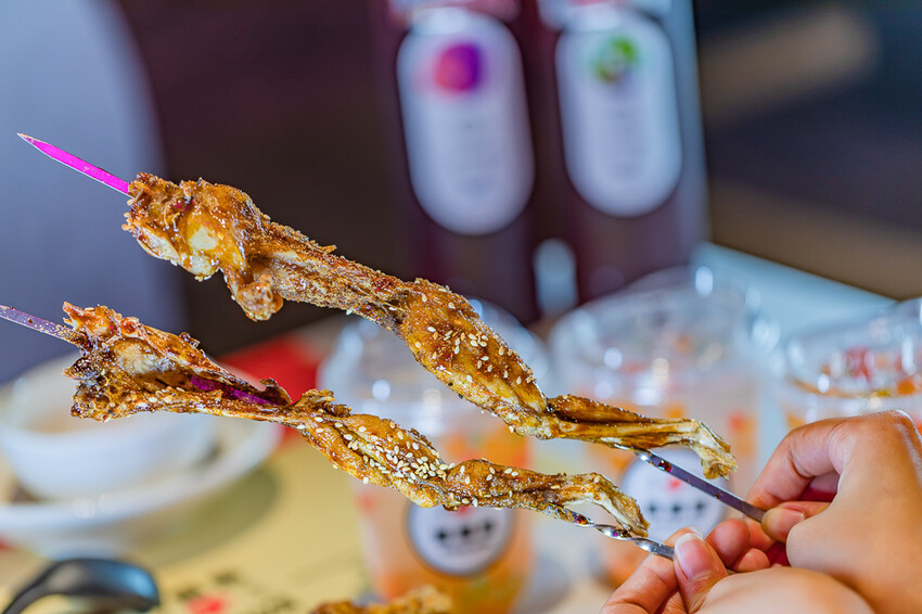 左營創意美食 x 麻辣鮮香 肥碩甜美創意蛙料理 潮流蛙鍋拌粉拌飯 宵夜歡飲的好去處-爆爆蛙 - 高雄旅遊王