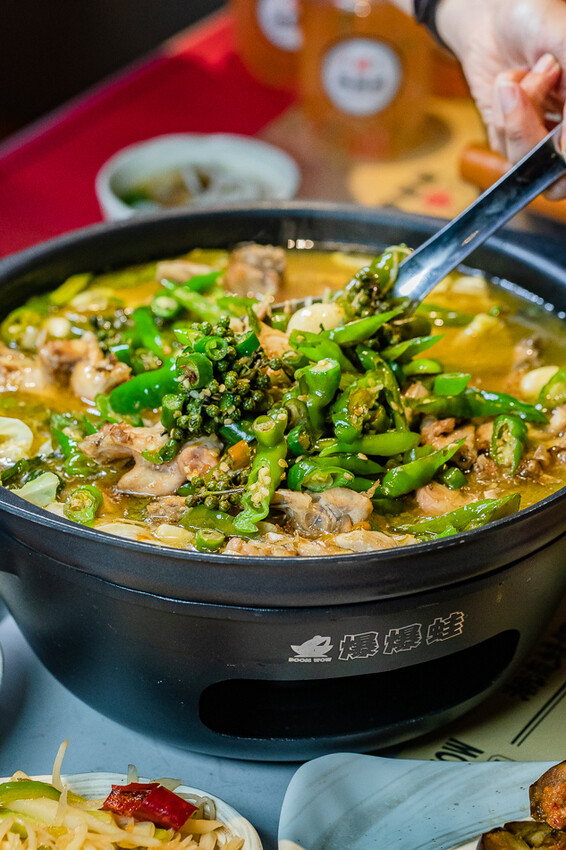 左營創意美食 x 麻辣鮮香 肥碩甜美創意蛙料理 潮流蛙鍋拌粉拌飯 宵夜歡飲的好去處-爆爆蛙 - 高雄旅遊王