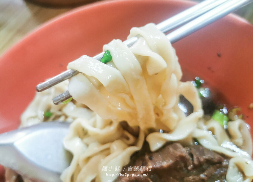 高雄。岡山》欣欣市場小籠包。欣欣市場老店。小籠包跟麵都好吃