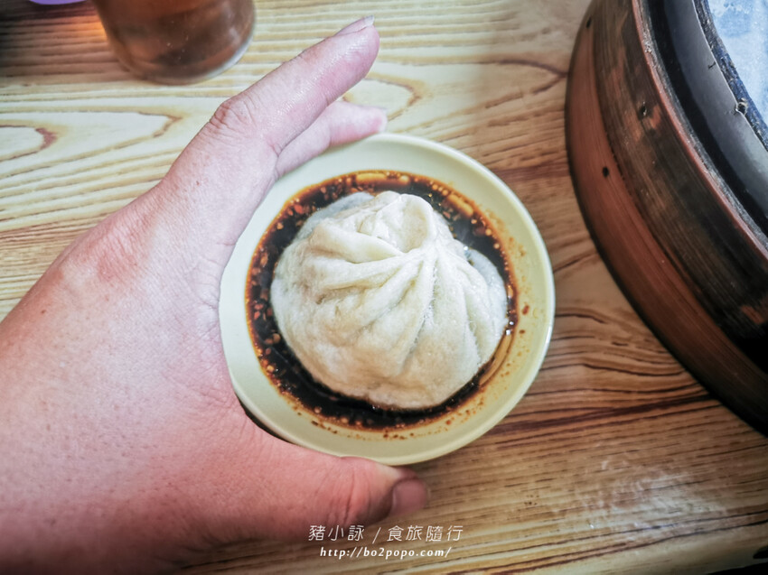 高雄。岡山》欣欣市場小籠包。欣欣市場老店。小籠包跟麵都好吃