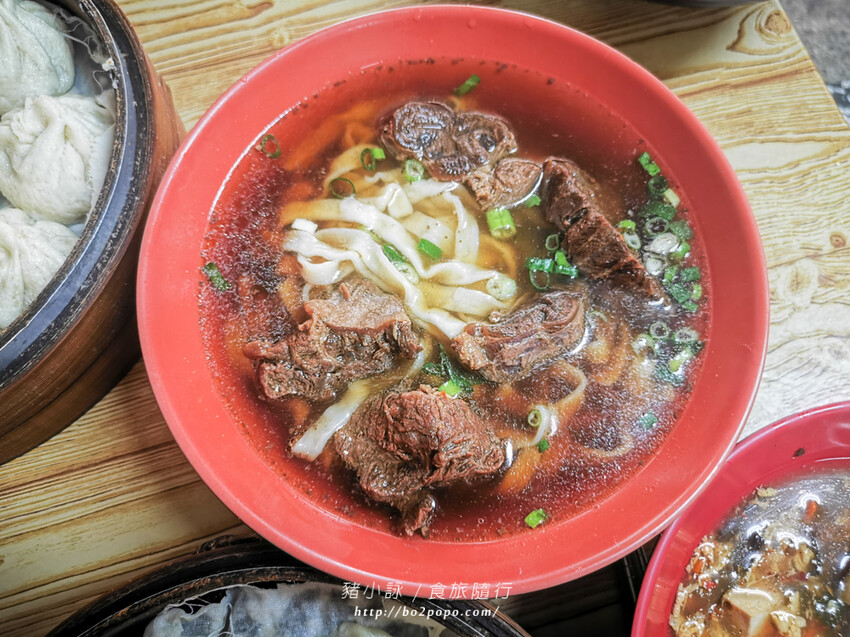 高雄。岡山》欣欣市場小籠包。欣欣市場老店。小籠包跟麵都好吃