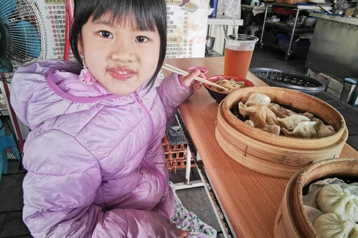 高雄。岡山》欣欣市場小籠包。欣欣市場老店。小籠包跟麵都好吃