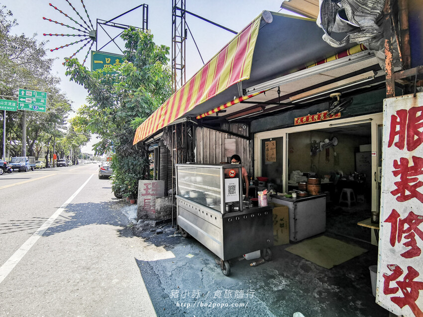 高雄。岡山》欣欣市場小籠包。欣欣市場老店。小籠包跟麵都好吃