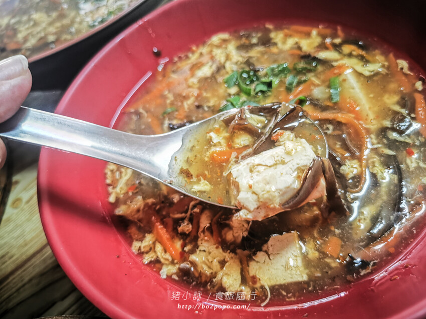 高雄。岡山》欣欣市場小籠包。欣欣市場老店。小籠包跟麵都好吃