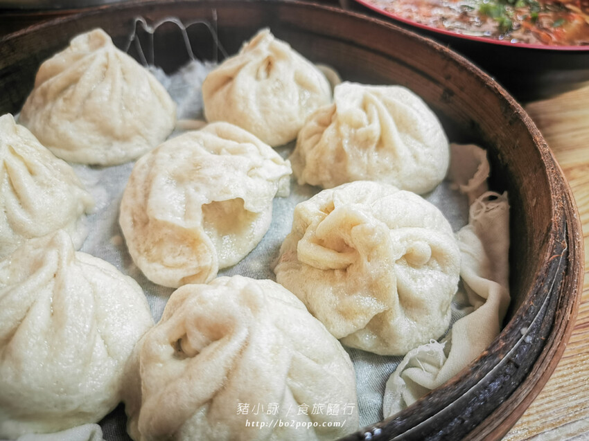 高雄。岡山》欣欣市場小籠包。欣欣市場老店。小籠包跟麵都好吃