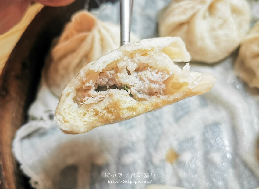 高雄。岡山》欣欣市場小籠包。欣欣市場老店。小籠包跟麵都好吃