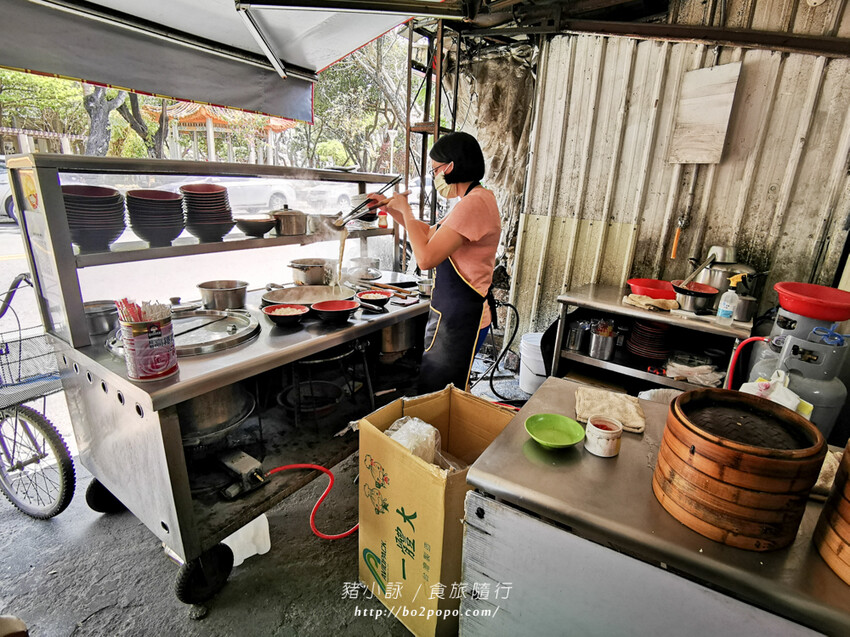 高雄。岡山》欣欣市場小籠包。欣欣市場老店。小籠包跟麵都好吃