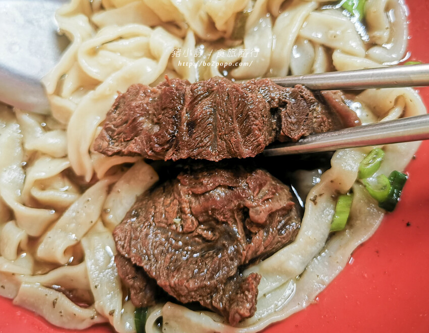 高雄。岡山》欣欣市場小籠包。欣欣市場老店。小籠包跟麵都好吃