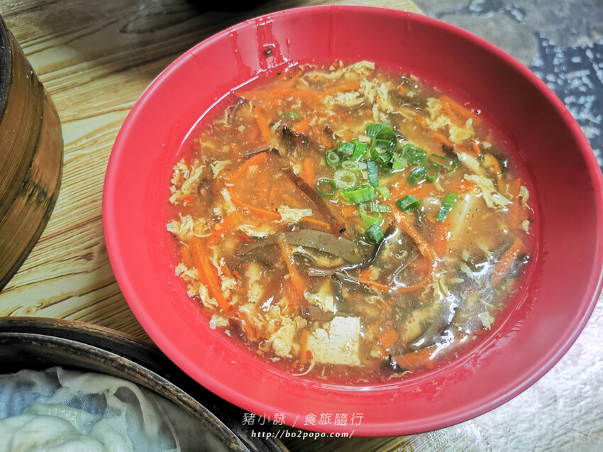 高雄。岡山》欣欣市場小籠包。欣欣市場老店。小籠包跟麵都好吃