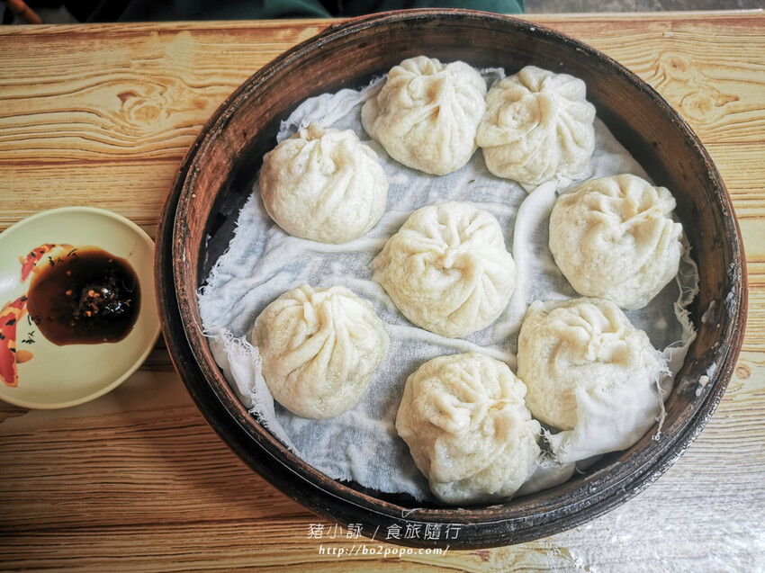 高雄。岡山》欣欣市場小籠包。欣欣市場老店。小籠包跟麵都好吃