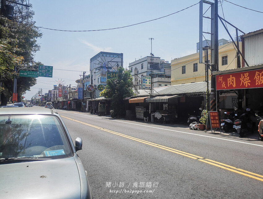 高雄。岡山》欣欣市場小籠包。欣欣市場老店。小籠包跟麵都好吃